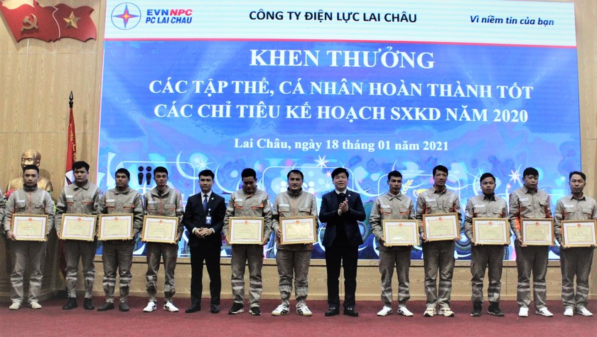 Ông  Bùi Xuân Thành - Giám đốc PC Lai Châu (thứ 6, phải sang) trao Giấy khen cho các công nhân lao động giỏi năm 2020