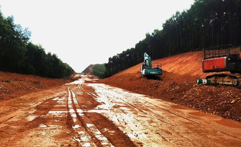 Từ đầu năm 2022 đến nay, trên công trường cao tốc Cam Lộ - La Sơn đã có hơn 100 ngày mưa.