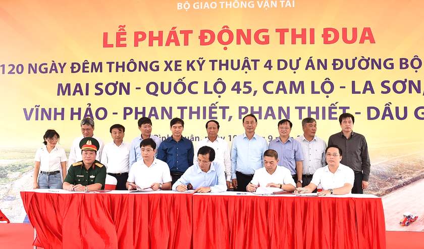 Đại diện Tổng công ty Xây dựng Trường Sơn/Binh đoàn 12 ký cam kết thi đua trên công trường cao tốc Bắc - Nam