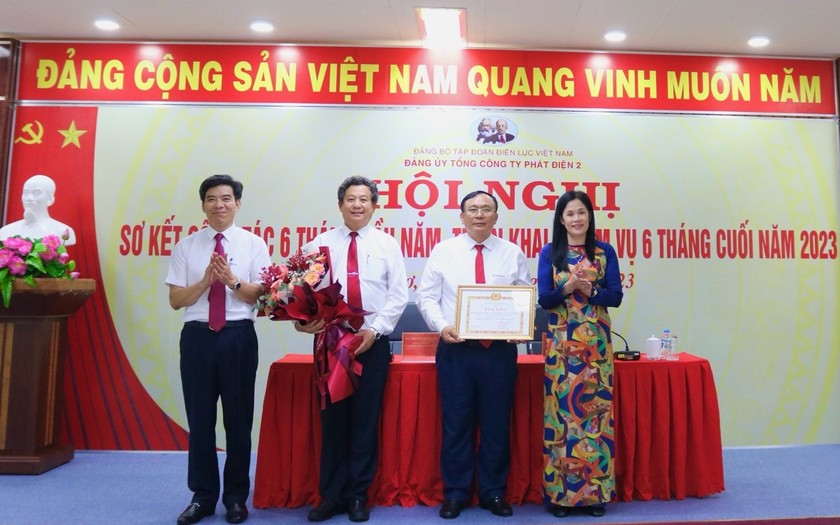 Đại diện Đảng ủy EVN và Đảng ủy Khối Doanh nghiệp TP.Cần Thơ trao Bằng khen cho Đảng bộ EVNGENCO2.