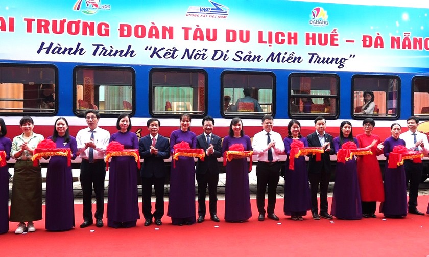 Lãnh đạo VNR và đại diện UBND tỉnh Thừa Huế, TP.Đà Nẵng khai trương đoàn tàu du lịch.