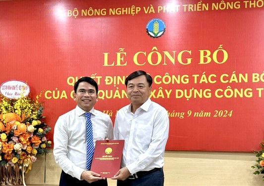 Tân Cục trưởng Cục Quản lý xây dựng công trình Lê Hồng Linh (bìa trái).