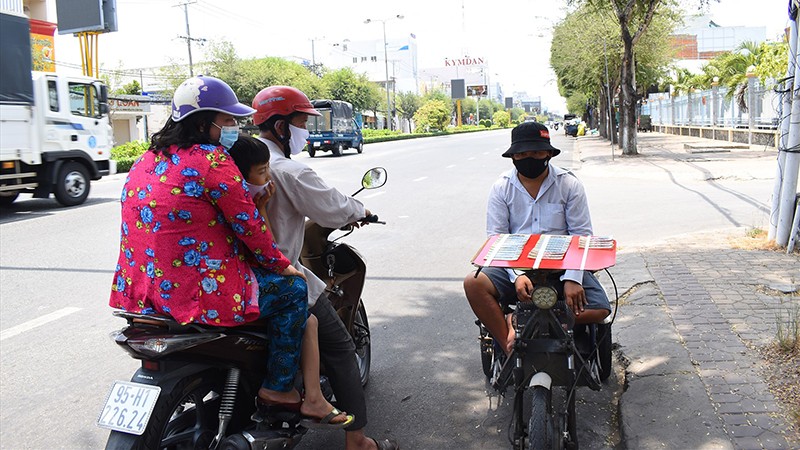 Người bán lẻ vé số lưu động đã được TP HCM hỗ trợ hơn 16 tỷ đồng.  