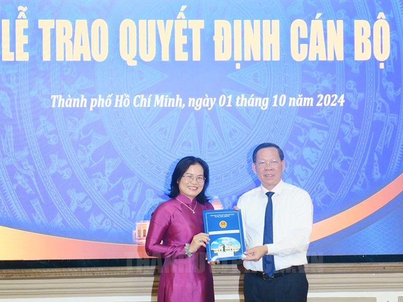 Chủ tịch UBND TP HCM Phan Văn Mãi trao quyết định cho Giám đốc Sở Tư pháp Nguyễn Thị Hồng Hạnh.