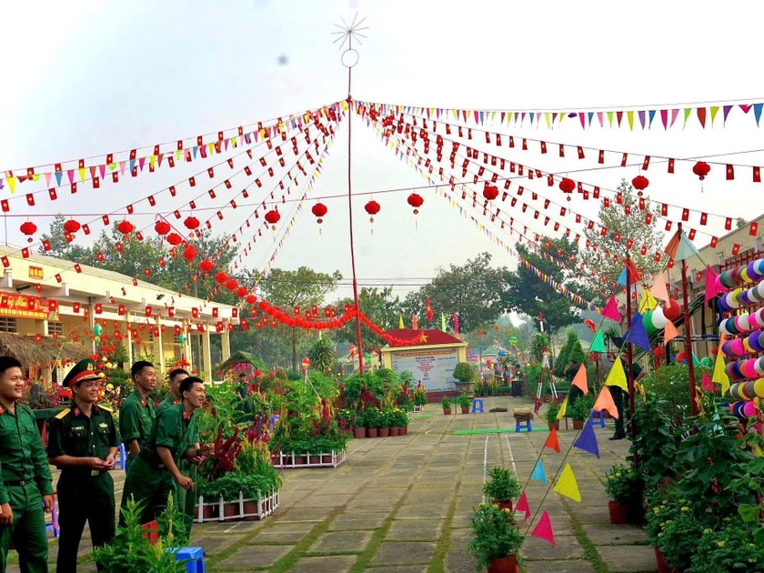 Cán bộ, chiến sĩ tham gia trò chơi dân gian trong vườn hoa xuân của Đại đội 5, Tiểu đoàn 8 (Trung đoàn 31, Sư đoàn 309).