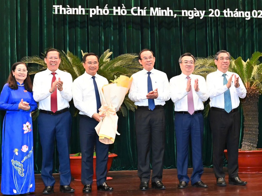 Thường trực Thành ủy TP HCM và ông Phan Văn Mãi chúc mừng ông Nguyễn Văn Được. 