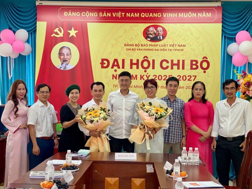 Đồng chí Hà Ánh Bình, Phó Bí thư Đảng uỷ, Phó Tổng Biên tập Báo Pháp luật Việt Nam tặng hoa và chụp ảnh lưu niệm cùng toàn thể Đảng viên Chi bộ Văn phòng Đại diện tại TP HCM. 