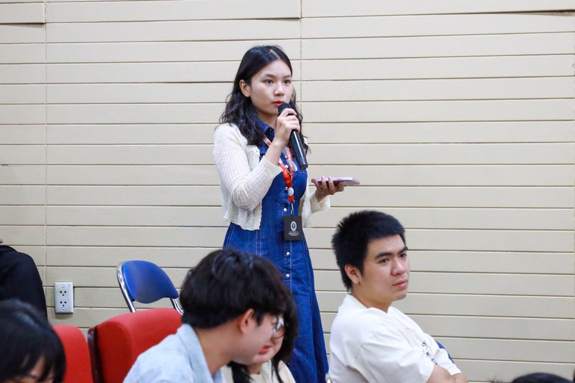 Các bạn sinh viên quan tâm đến cuộc thi.