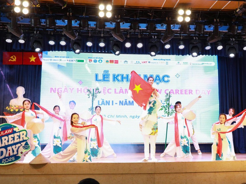 Trường ĐH Luật TP HCM tổ chức Ngày hội việc làm kết nối sinh viên với nhà tuyển dụng.