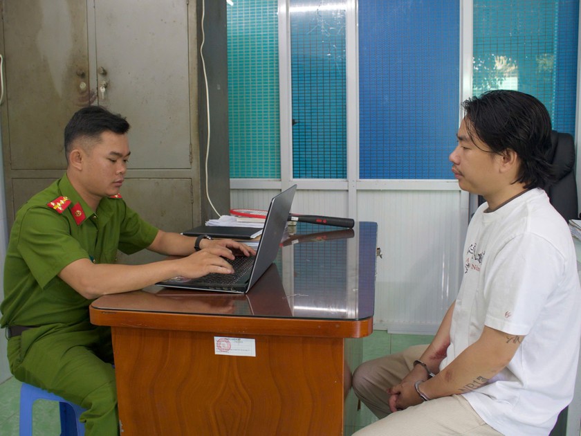 Cán bộ Cơ quan Cảnh sát điều tra - Công an Thành phố lấy lời khai Nguyễn Bảo Hoàng.