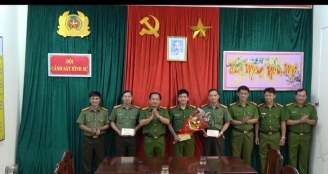 Ban Giám đốc Công an tỉnh TT Huế khen thưởng cho các cá nhân, tập thể phá án.