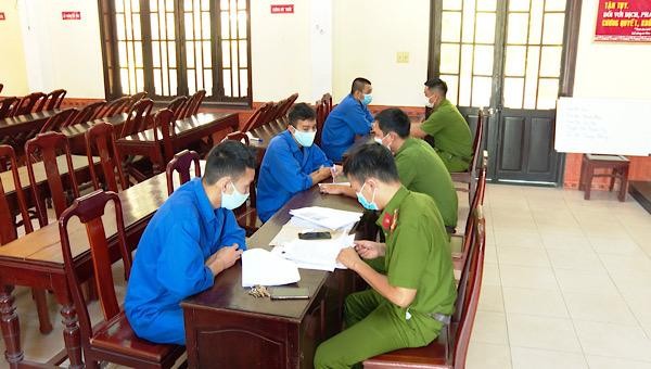 Công an thị xã Hương Thủy làm việc với các đối tượng.