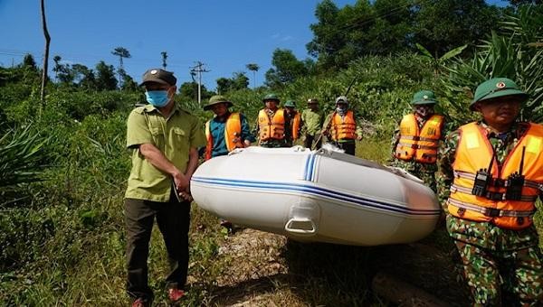 Lực lượng chức năng chuẩn bị cho việc khảo sát tìm kiếm nạn nhân mất tích bằng đường thủy.