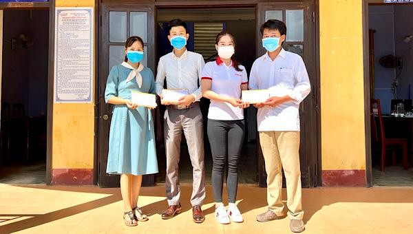 Đại diện Báo PLVN khu vực Bình Trị Thiên cùng Giám đốc kinh doanh Công ty CP Đầu tư & Phát triển Trường Thịnh Land trao quà cho UBND xã Phong Mỹ, và UBMTTQVN xã Phong Mỹ (huyện Phong Điền).