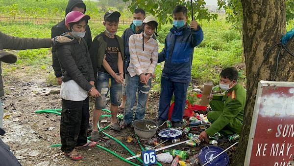 Các đối tượng vận chuyển ma túy bị công an huyện A Lưới bắt giữ. 