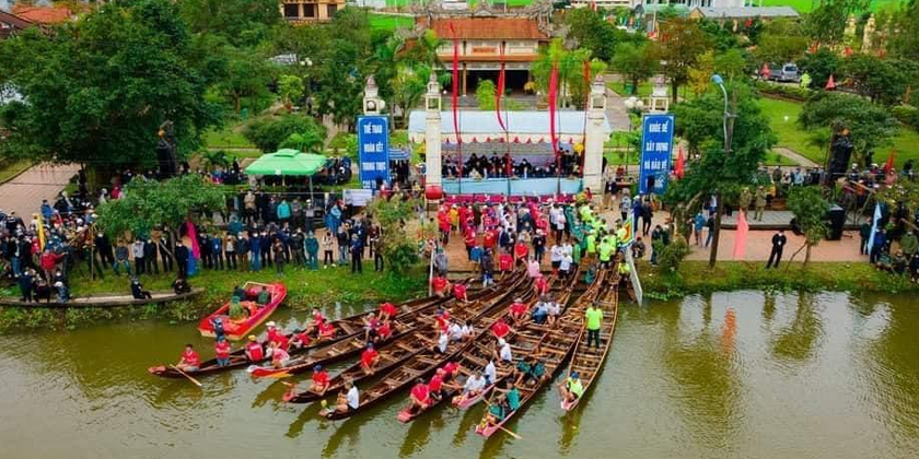 Hoạt động đua thuyền trên sông Như Ý.