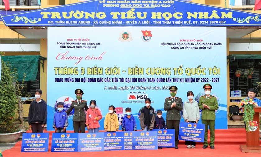 Trao 8 suất học bổng “Tuổi trẻ Công an Nhân dân hỗ trợ trẻ em có hoàn cảnh khó khăn tới tới trường” trị giá 18 triệu đồng/suất.