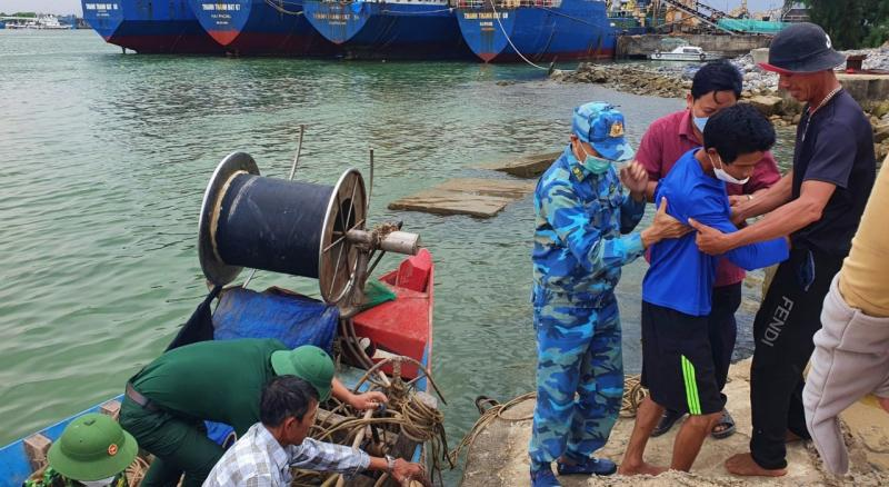 Lực lượng Đồn Biên phòng Cửa khẩu Cảng Cửa Việt kịp thời đưa ngư dân gặp nạn vào bờ cấp cứu. 