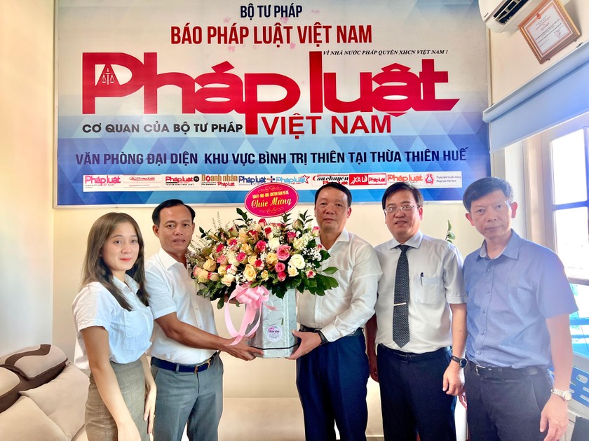 Ông Phan Thiên Định, UVTV Tỉnh uỷ, Bí thư Thành uỷ, Chủ tịch HĐND TP. Huế chúc mừng Văn phòng đại diện khu vực Bình Trị Thiên nhân ngày 21/6.