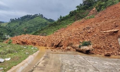 Giao thông từ xã Hướng Lập đi về phía tỉnh Quảng Bình bị tắc hoàn toàn do sạt lở.