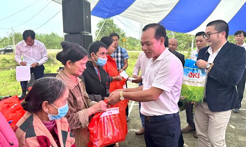 Nhà báo Nguyễn Quang Tám (Trưởng VP Báo PLVN khu vực Bình Trị Thiên) chia sẻ khó khăn với bà con, chúc bà con đón năm mới 2023 dồi dào sức khỏe, vui tươi, đầm ấm.