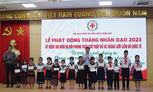 Trao học bổng cho các em học sinh Tiểu học, Trung học cơ sở có hoàn cảnh khó khăn.