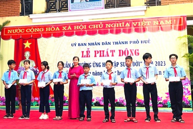 Trao 25 suất học bổng cho các em học sinh.