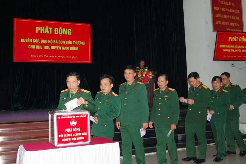 Toàn thể cán bộ, chiến sĩ, quân nhân chuyên nghiệp, công nhân viên quốc phòng đã tiến hành quyên góp trực tiếp ngay tại buổi lễ.