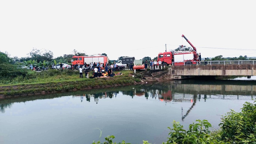 Lực lượng chức năng đang tìm kiếm tại đoạn kênh nghi em Đ.T.M.D. bị đuối nước.