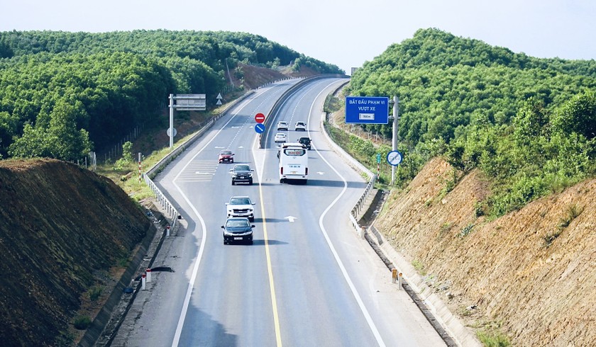 Từ ngày 4/4, cao tốc Cam Lộ - La Sơn được phân luồng theo phương án hạn chế xe khách trên 30 chỗ, xe giường nằm, xe đầu kéo, xe tải từ 6 trục trở lên lưu thông.