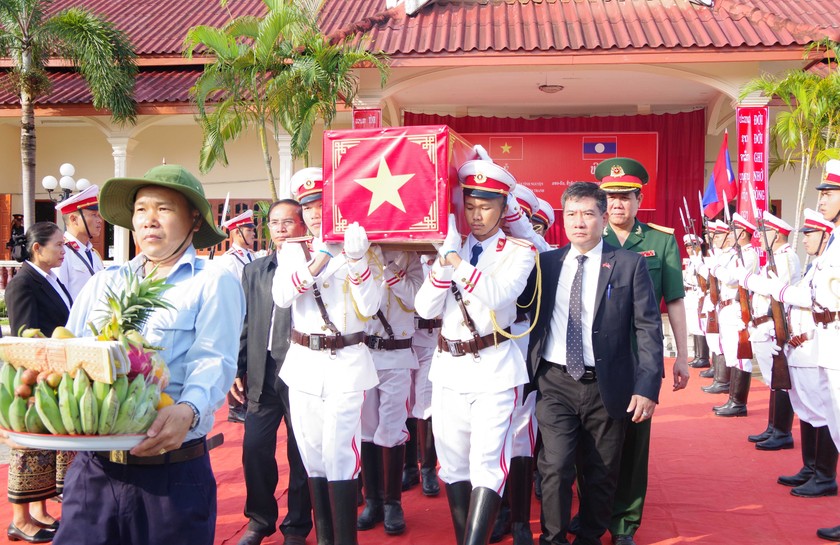 Tiễn đưa hài cốt liệt sĩ quân tình nguyện và chuyên gia Việt Nam hy sinh trên chiến trường Lào về nước.