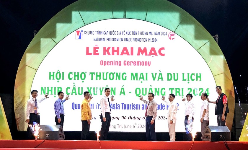 Các đại biểu nhấn nút khai mạc hội chợ Thương mại và Du lịch - Nhịp cầu Xuyên Á - Quảng Trị 2024.