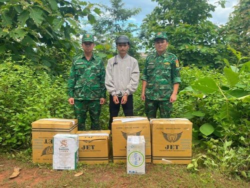 Đối tượng Nguyễn Quốc Hùng đang vận chuyển trái phép 63 hộp pháo thì bị bắt quả tang.