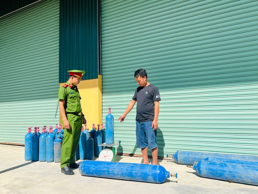 Đối tượng Nguyễn Văn T. cùng tang vật vụ án. 