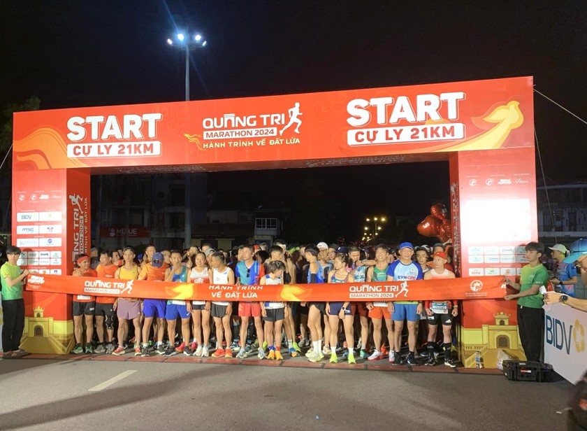 Các vận động viên chuẩn bị xuất phát tại giải chạy “Quảng Trị Marathon 2024 - Hành trình về đất lửa”.