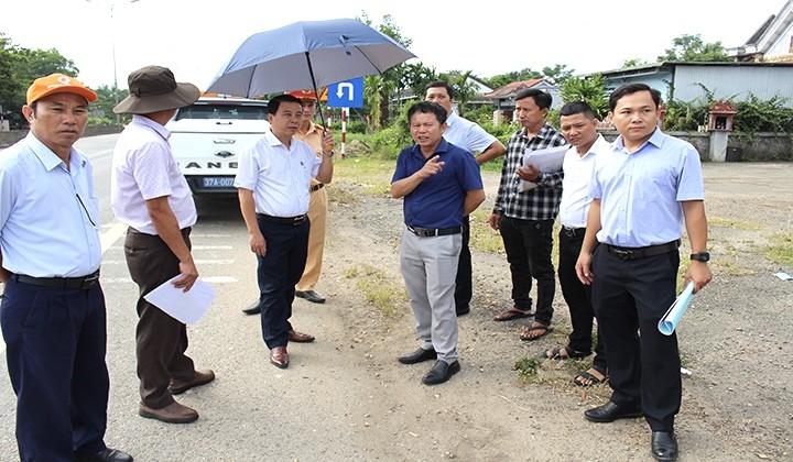 Đoàn công tác kiểm tra thực tế tại các điểm có nguy cơ gây mất ATGT.