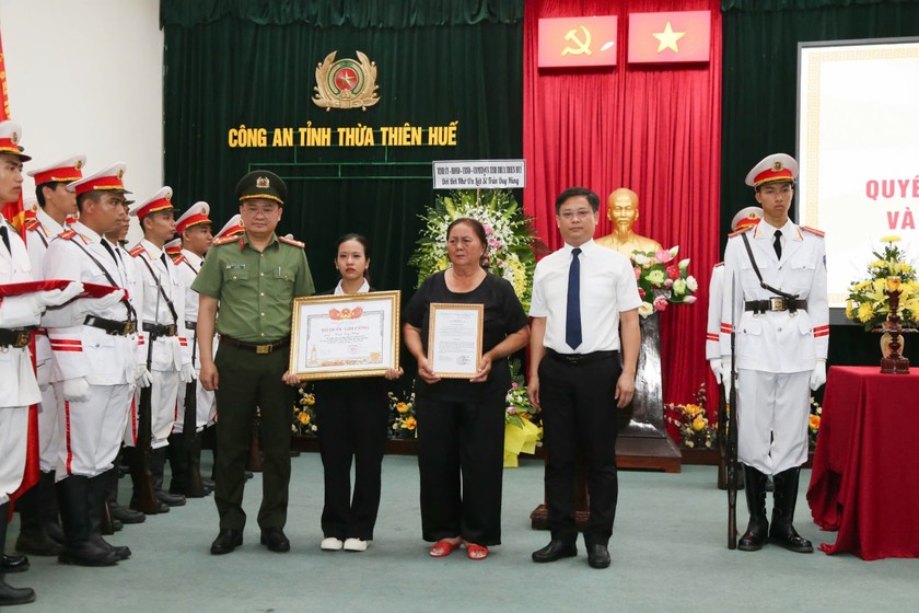 Lãnh đạo UBND tỉnh Thừa Thiên Huế và Giám đốc Công an tỉnh thừa ủy quyền của Thủ tướng Chính phủ, trao Bằng Tổ quốc ghi công đến thân nhân liệt sĩ Trần Duy Hùng.