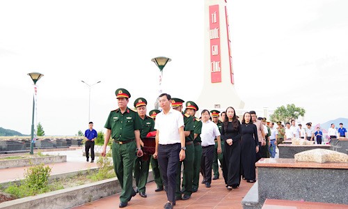 Các đại biểu di chuyển hài cốt liệt sĩ đến nơi an nghỉ cuối cùng.