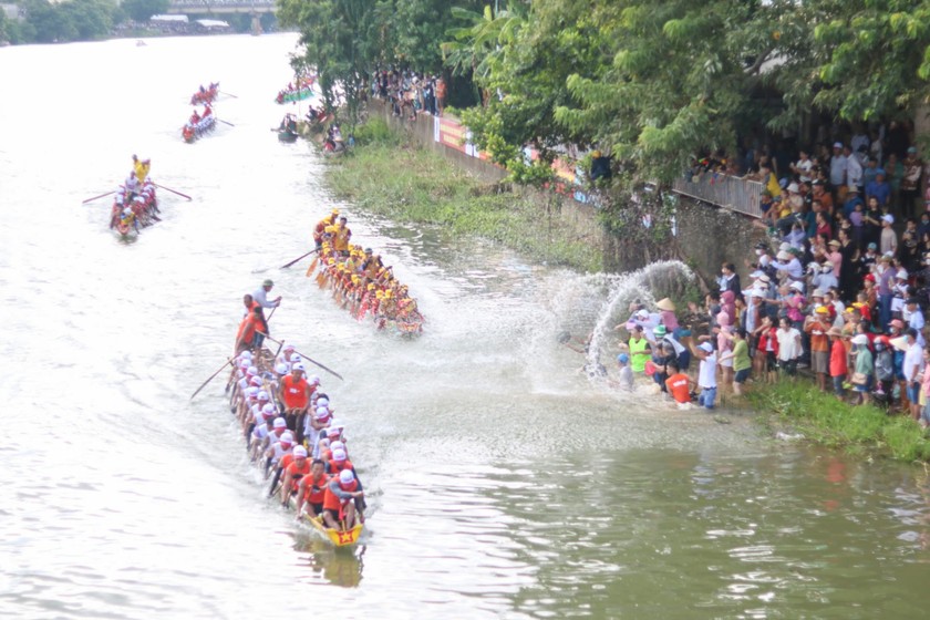 Ở những khúc cua, các đội bơi nam thường so kè nhau, cố sức và hợp lực để đưa thuyền mình vượt lên.