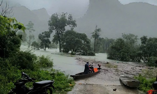 Mưa ở thượng nguồn làm đường vào 3 bản ở huyện miền núi Minh Hóa (Quảng Bình) bị chia cắt, thầy cô đi thuyền vào dạy học.