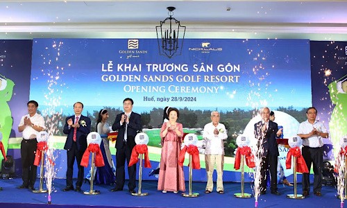 Các đại biểu cắt băng khai trương sân golf Golden Sands Golf Resort.