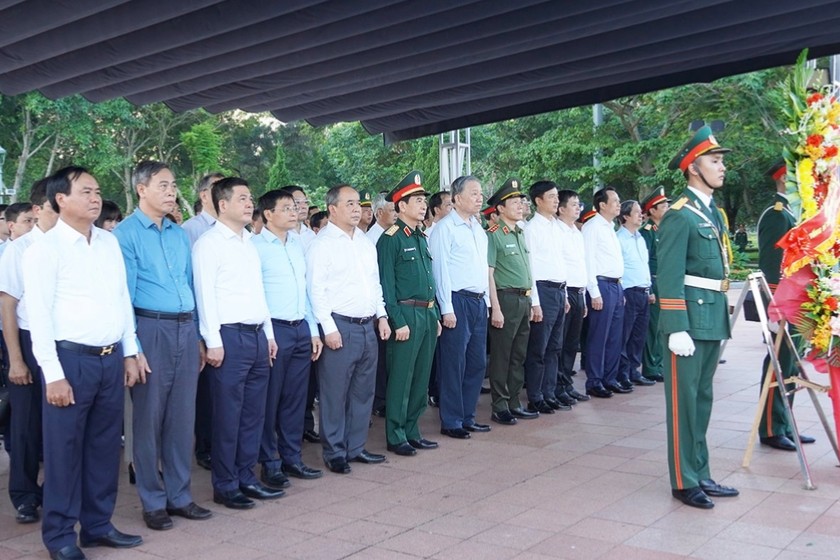 Tổng Bí thư, Chủ tịch nước Tô Lâm dâng hương tại Khu di tích đặc biệt Thành cổ Quảng Trị.