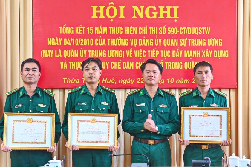 Đại tá Đặng Ngọc Hiệu, Phó Chính ủy BĐBP tỉnh Thừa Thiên Huế, tặng giấy khen cho các tập thể đã có thành tích xuất sắc trong thực hiện chỉ thị 590-CT/ĐUQSTW. 