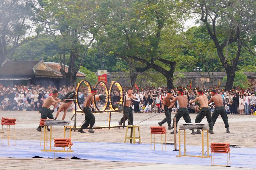 Màn biểu diễn võ thuật, phi thân qua vòng lửa của các chiến sĩ công an khiến nhiều người dân thích thú.