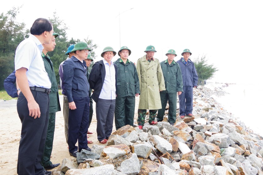 Đoàn lãnh đạo tỉnh do ông Lê Trường Lưu, Bí thư tỉnh ủy kiểm tra công tác sạt lở bờ biển tại phường Thuận An, Thành phố Huế.