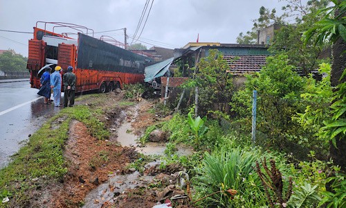 Xe container mất lái lao vào nhà dân tại thị trấn Hoàn Lão, huyện Bố Trạch (Quảng Bình).