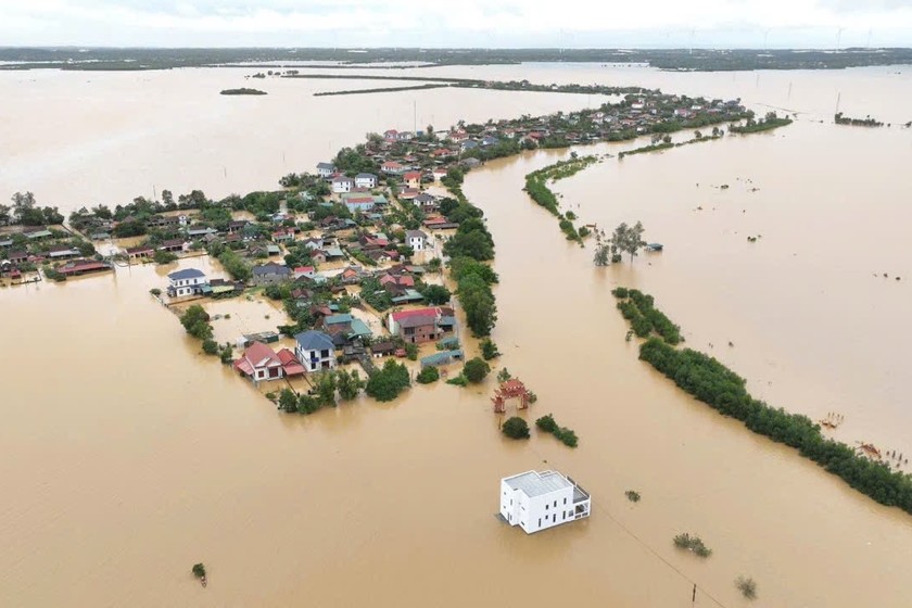 Nhiều tuyến đường ở thị trấn Kiến Giang, huyện Lệ Thủy bị ngập sâu, không qua lại được.