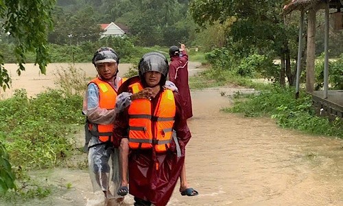 Các lực lượng của xã Lộc Tiến, huyện Phú Lộc khẩn trương sơ tán người dân ra khỏi vùng ngập lụt, nguy cơ sạt lở.