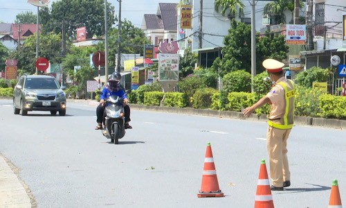 Lực lượng CSGT tỉnh Quảng Trị tăng cường kiểm soát, phát hiện và xử lý các trường hợp học sinh vi phạm trật tự an toàn giao thông. 