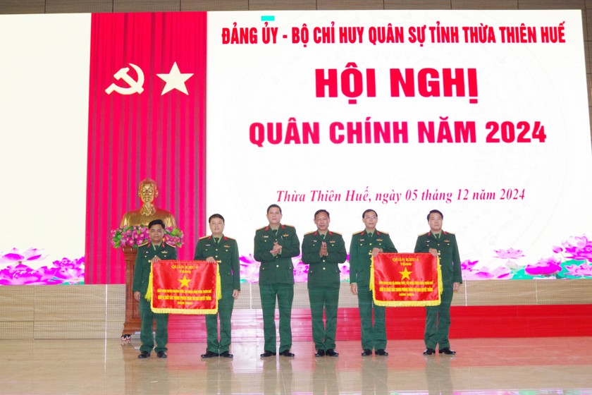 Bộ CHQS tỉnh tặng cờ Thi đua của Quân khu cho Ban CHQS Thị xã Hương Thủy và Ban CHQS huyện Quảng Điền.